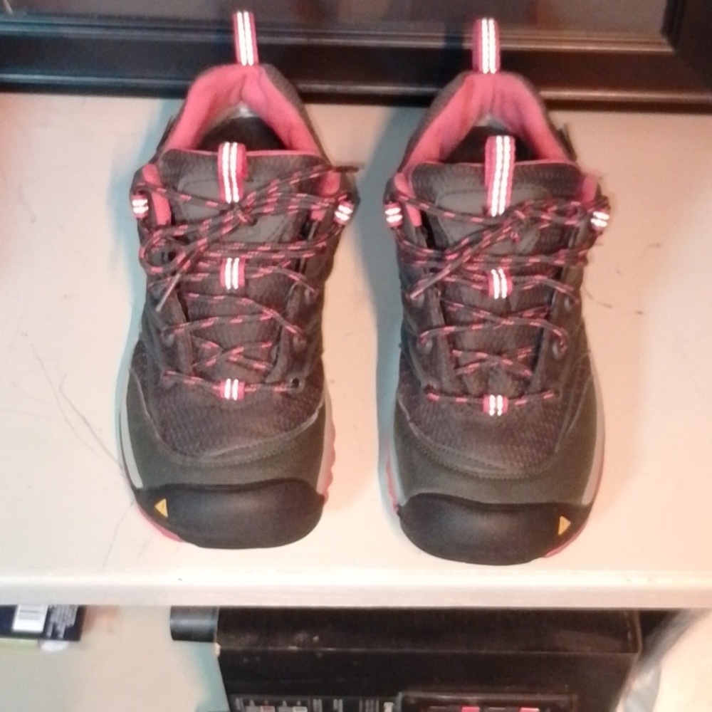 KEEN TRAIL SHOES  SIZE 7.5